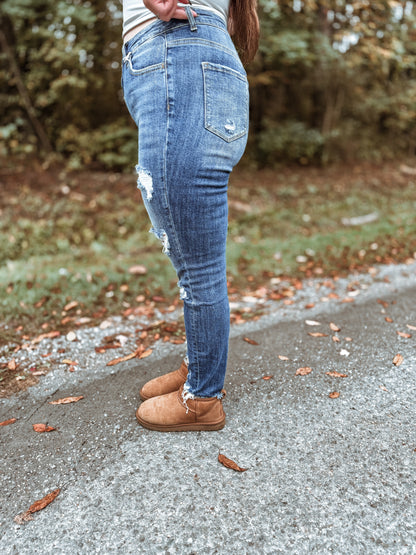 BILLIE DARK WASH DISTRESSED SKINNY JEANS